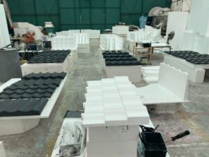 発泡スチロール瓦塗装中